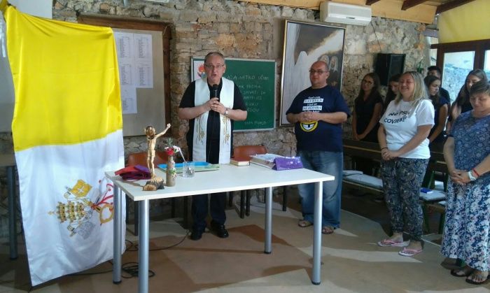 Msgr. Tomislav Rogić u posjetu srednjoškolcima na Kursilju u Emausu  na Krapnju